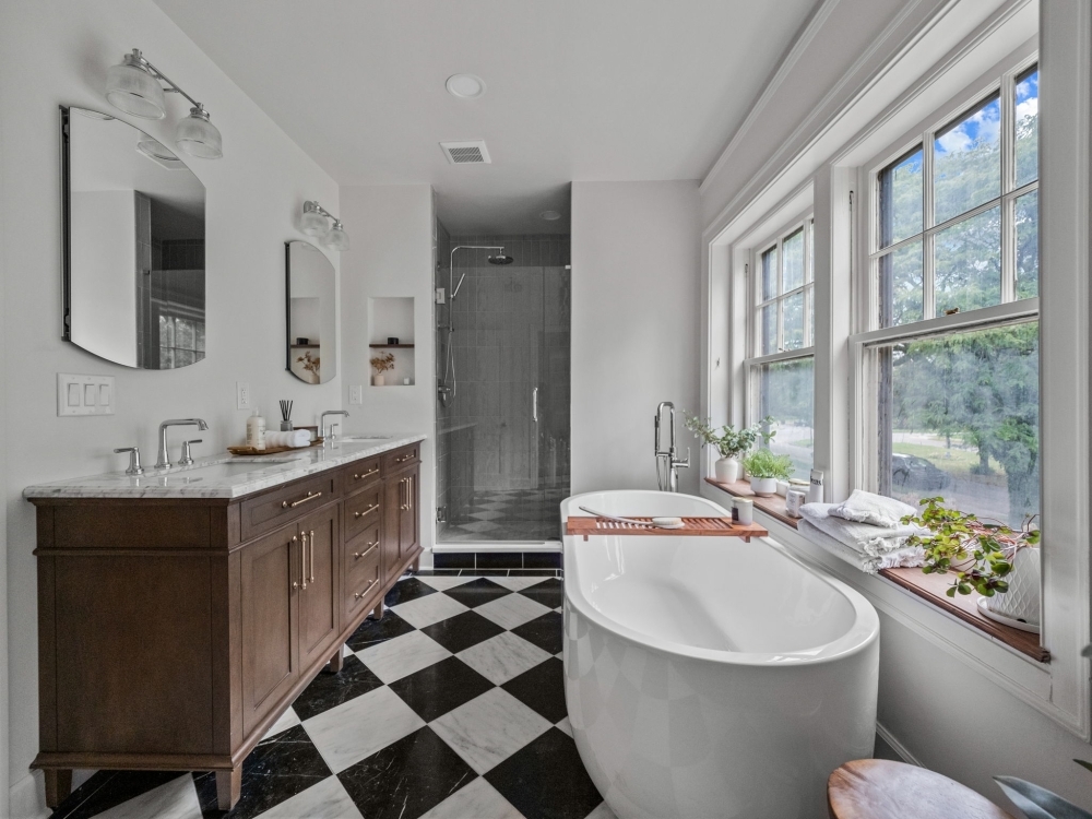 Checkerboard-Floor Bath