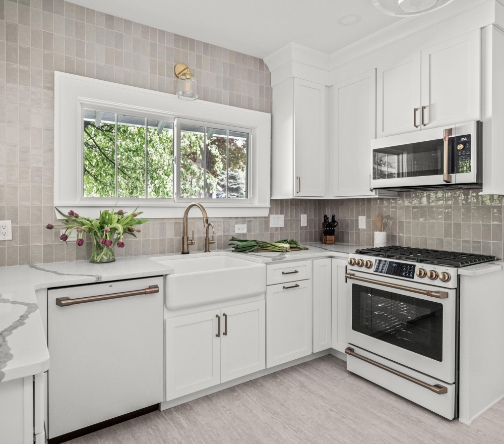 A bright, custom white kitchen renovation by Detroit Build